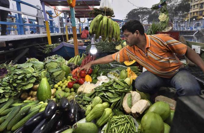 سبزیوں کی قیمتوں میں تیزی سے اضافہ ہوا ہے۔ تصویر: پی ٹی آئی